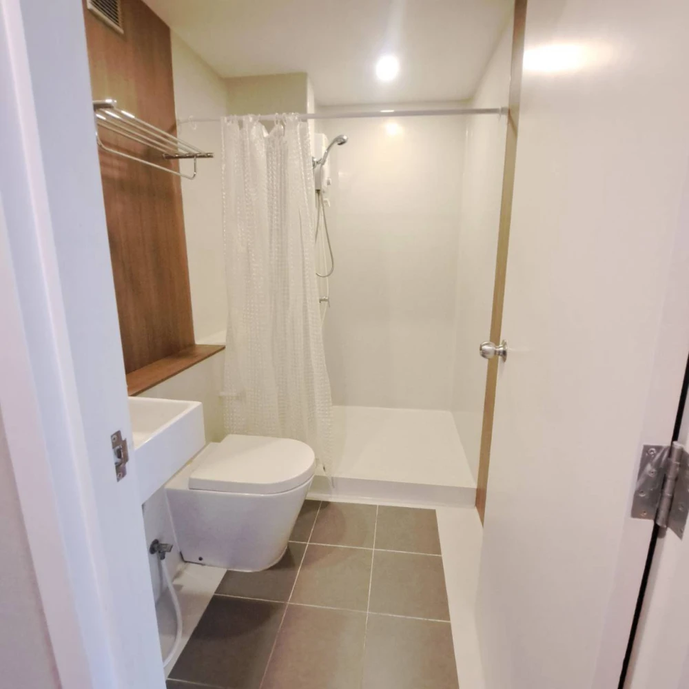 Urgent Sale!! Blossom Condo at Sathorn-Charoenrat, 5th floor, Building E, beautiful unit, fully furnished, ready to move in immediately. Reserve now!!