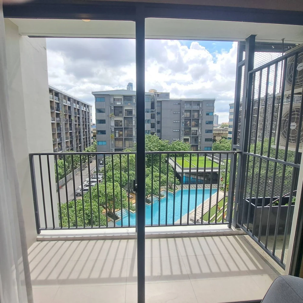 Urgent Sale!! Blossom Condo at Sathorn-Charoenrat, 5th floor, Building E, beautiful unit, fully furnished, ready to move in immediately. Reserve now!!