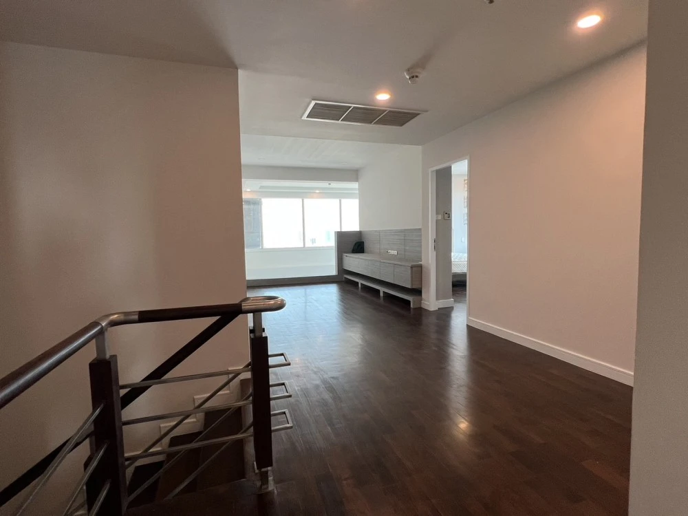 Urgent sale!! Siri Twenty Four house, 33rd floor, 2-storey luxury condo, spacious, fully furnished, ready to move in, hurry up and reserve now!!