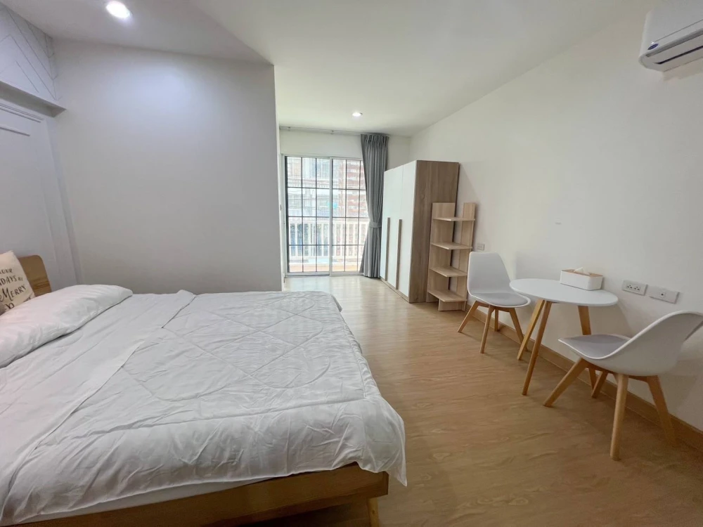 Urgent sale: Prachaya Place Ratchada-Huai Khwang, beautifully decorated room, pleasing white tone, affordable price, buy now.