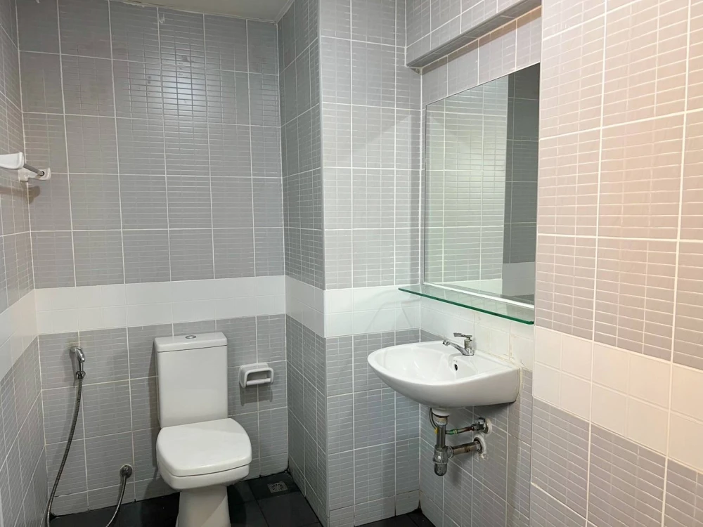 Urgent sale: Prachaya Place Ratchada-Huai Khwang, beautifully decorated room, pleasing white tone, affordable price, buy now.