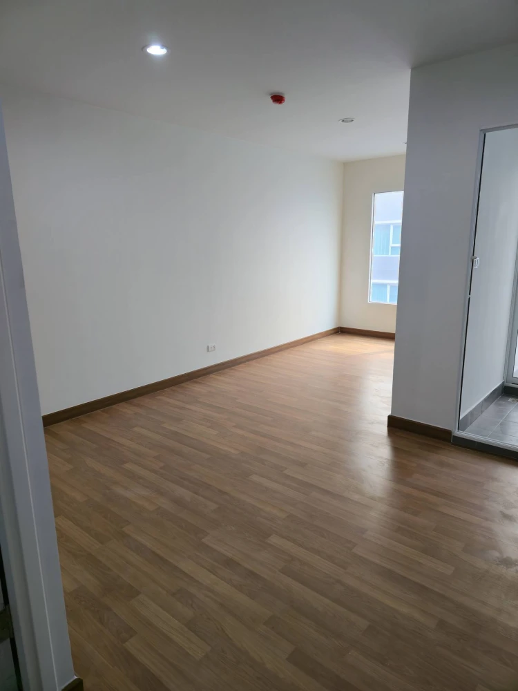 Urgent sale! Regent Home Bangson Phase 27, unfurnished unit on the 17th floor. High floor with stunning views. Perfect for interior decorating enthusi