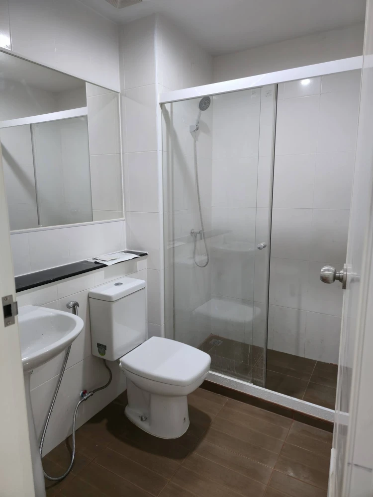 Urgent sale! Regent Home Bangson Phase 27, unfurnished unit on the 17th floor. High floor with stunning views. Perfect for interior decorating enthusi