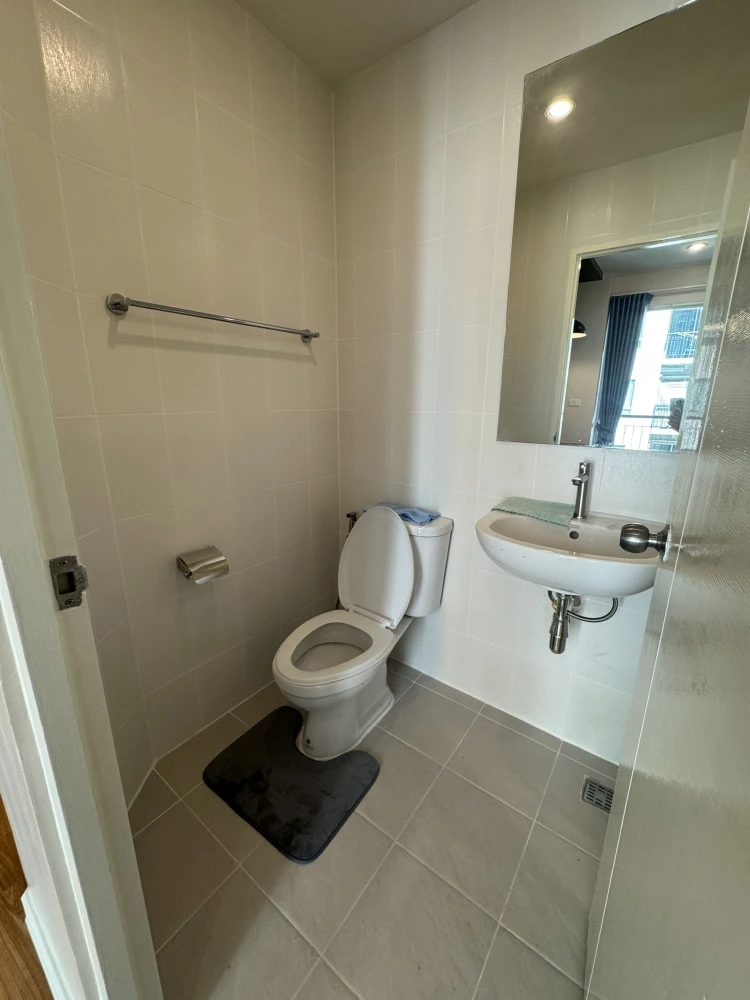 Urgent sale!! V Condo Lat Krabang, 3rd floor, Building B1, nice room, good price, ready to move in, don't miss it!!