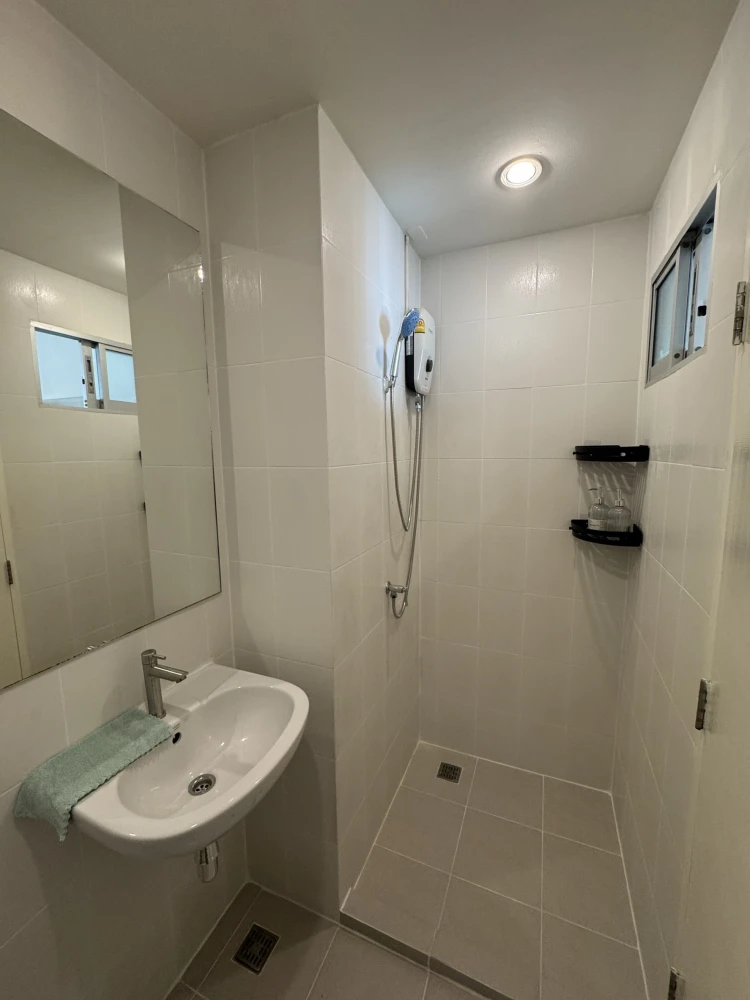 Urgent sale!! V Condo Lat Krabang, 3rd floor, Building B1, nice room, good price, ready to move in, don't miss it!!