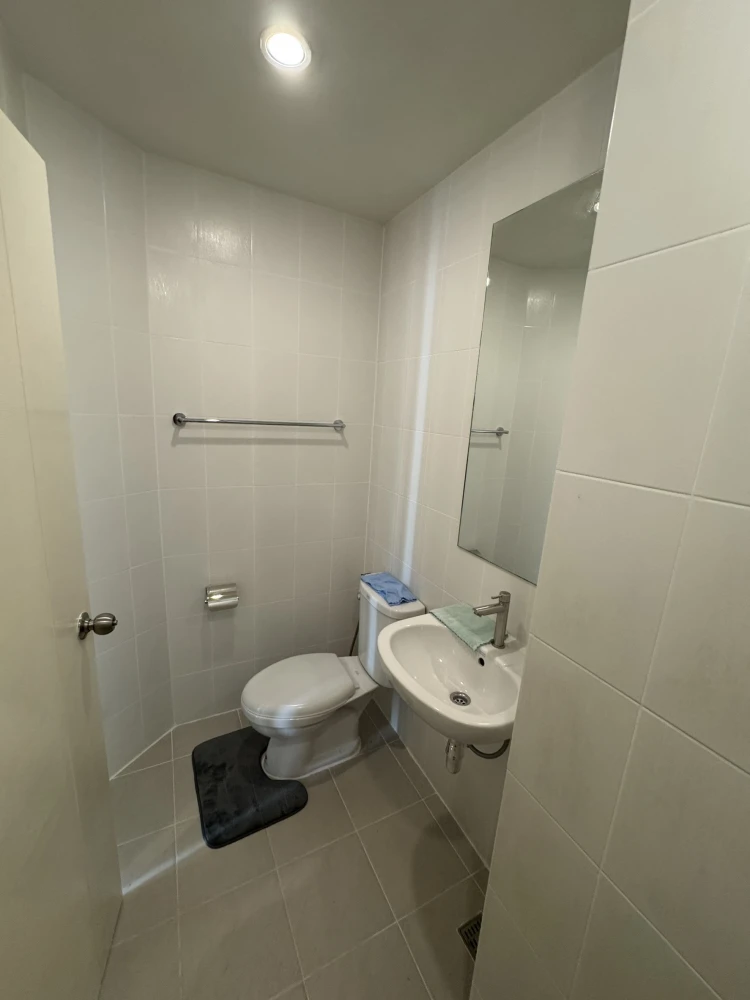 Urgent sale!! V Condo Lat Krabang, 3rd floor, Building B1, nice room, good price, ready to move in, don't miss it!!