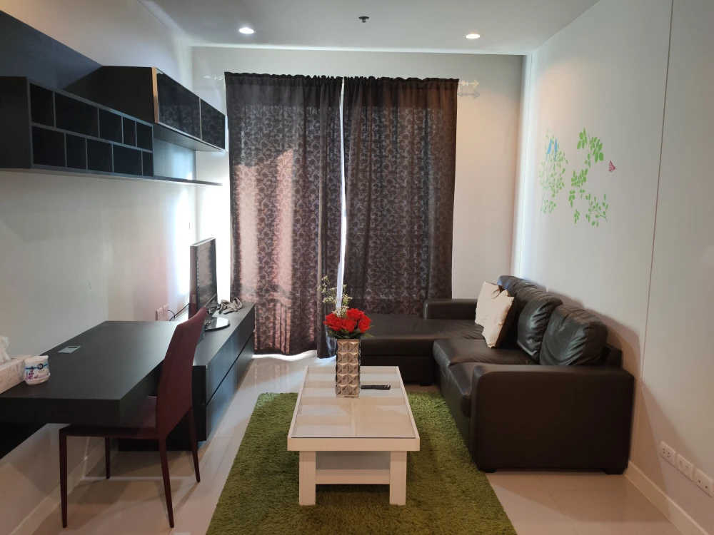 Urgent Sale!! Circle Condominium, 12th Floor, Building B, Beautiful Unit, Super Cozy, Great Price, Don't Miss!!