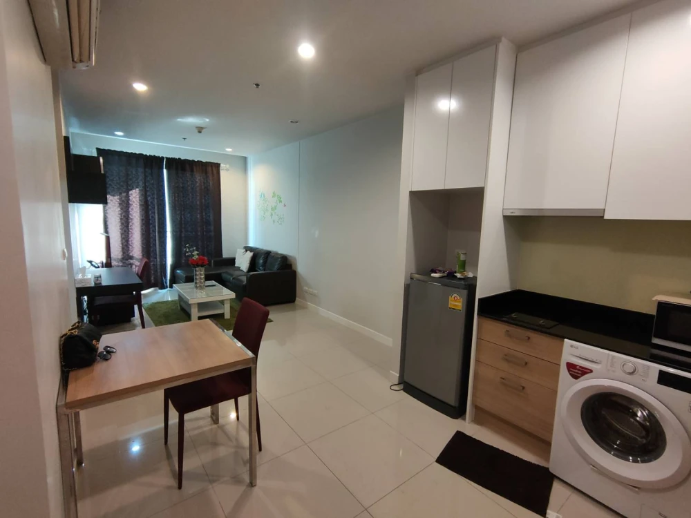 Urgent Sale!! Circle Condominium, 12th Floor, Building B, Beautiful Unit, Super Cozy, Great Price, Don't Miss!!