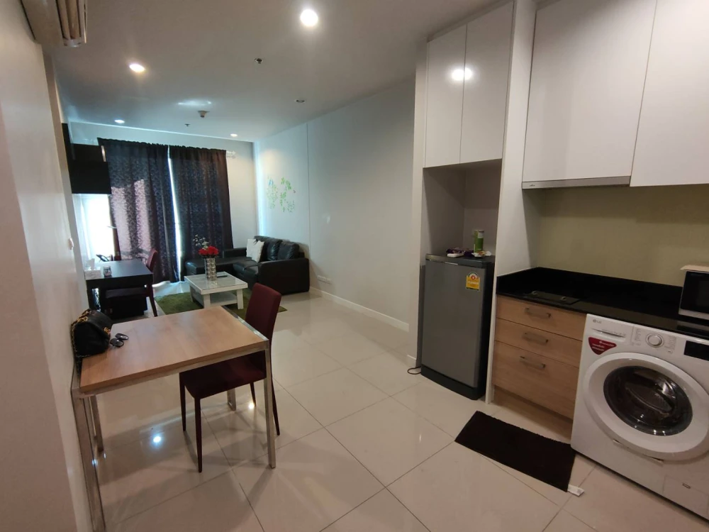 Urgent Sale!! Circle Condominium, 12th Floor, Building B, Beautiful Unit, Super Cozy, Great Price, Don't Miss!!