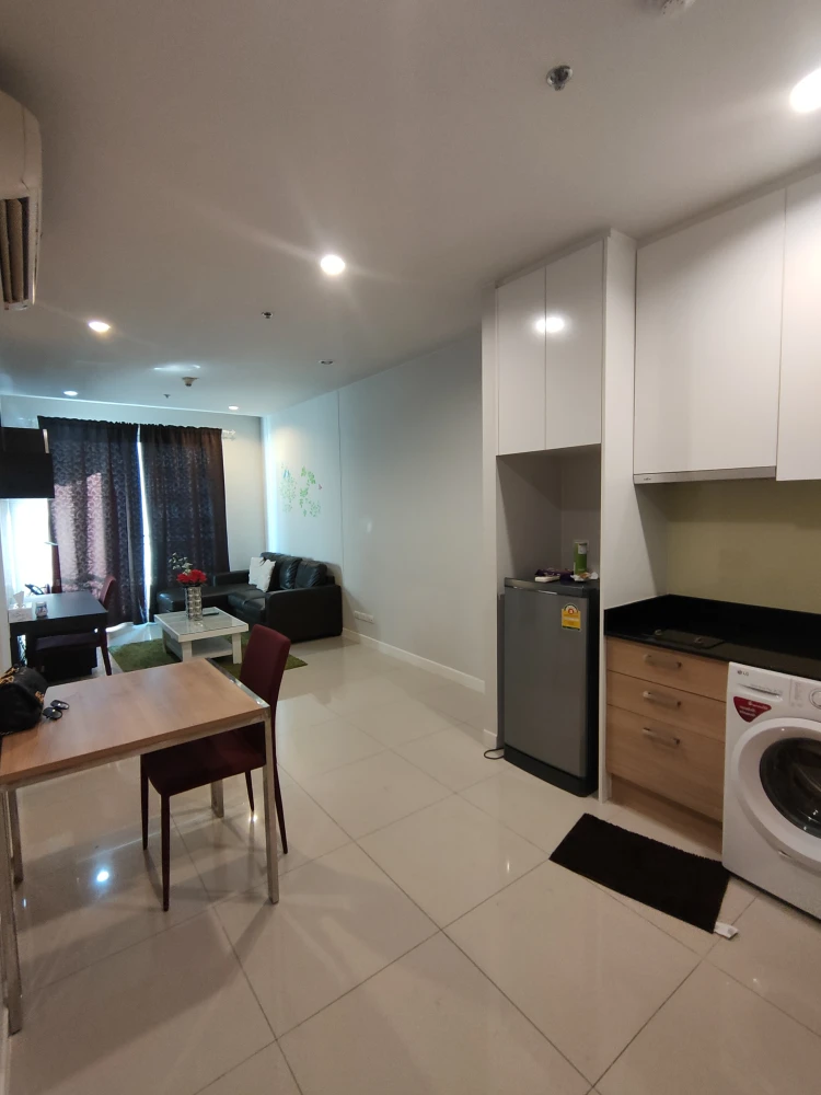 Urgent Sale!! Circle Condominium, 12th Floor, Building B, Beautiful Unit, Super Cozy, Great Price, Don't Miss!!