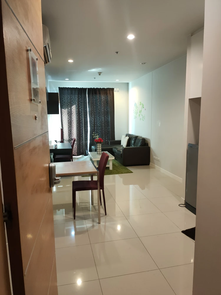 Urgent Sale!! Circle Condominium, 12th Floor, Building B, Beautiful Unit, Super Cozy, Great Price, Don't Miss!!