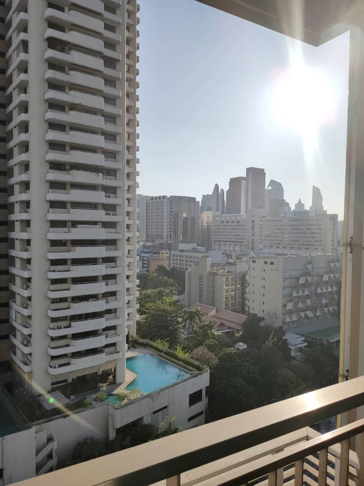 Urgent Sale!! Circle Condominium, 12th Floor, Building B, Beautiful Unit, Super Cozy, Great Price, Don't Miss!!