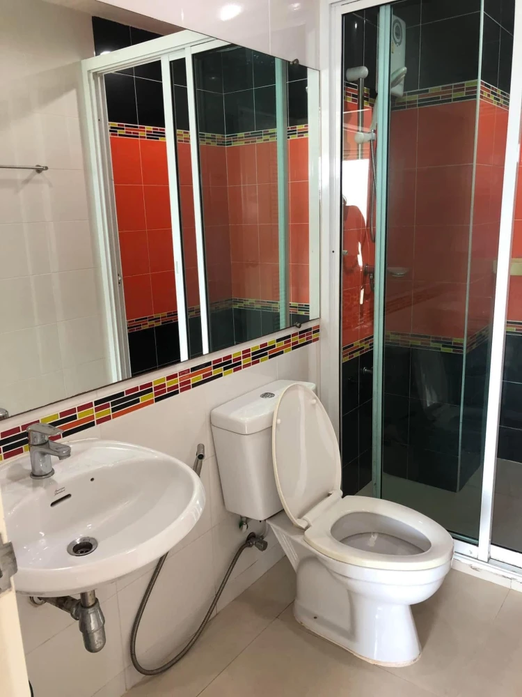 Urgent sale: The Hug Condo Bangsaen, 7th floor, bright room with built-in furniture, great view, hurry and reserve now!