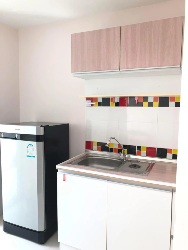 Urgent sale: The Hug Condo Bangsaen, 7th floor, bright room with built-in furniture, great view, hurry and reserve now!