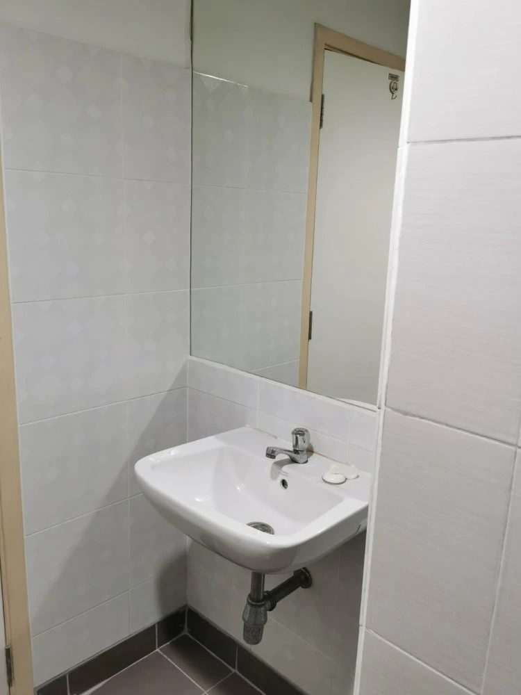Urgent sale!! The Point Condo Rangsit Khlong 6, 3rd floor, Building D, good location, on the main road, convenient transportation, book now!!