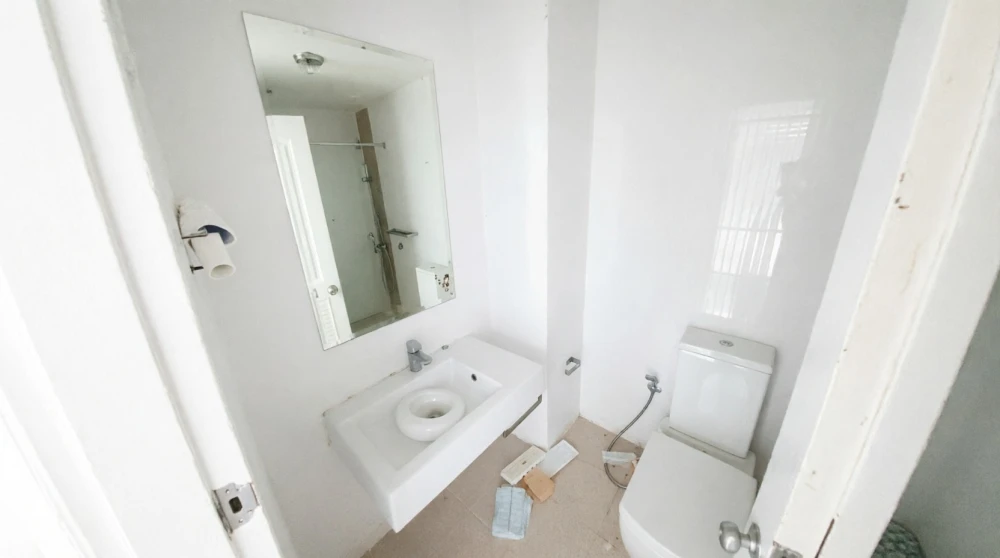 Urgent sale! Metro Park Sathorn, unfurnished unit, affordable price. Perfect for interior decorating enthusiasts, you absolutely can't miss this!
