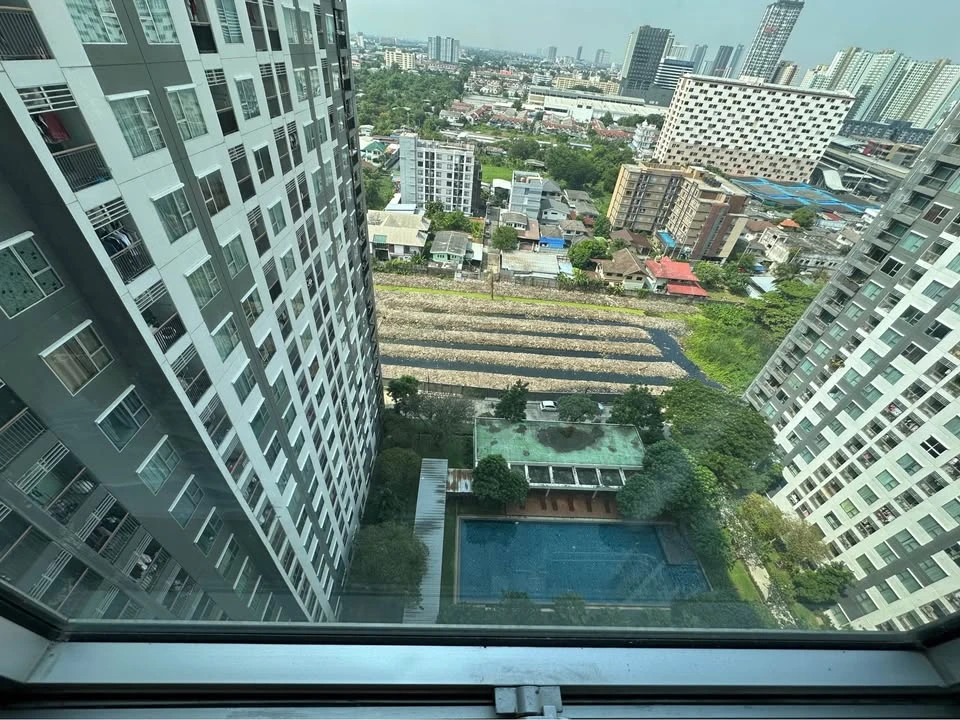 Urgent sale, Aspire Ratchadaphisek 2, 2 separate rooms, 17th floor, pool view. You'll regret not reserving it.