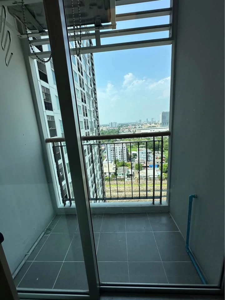 Urgent sale, Aspire Ratchadaphisek 2, 2 separate rooms, 17th floor, pool view. You'll regret not reserving it.