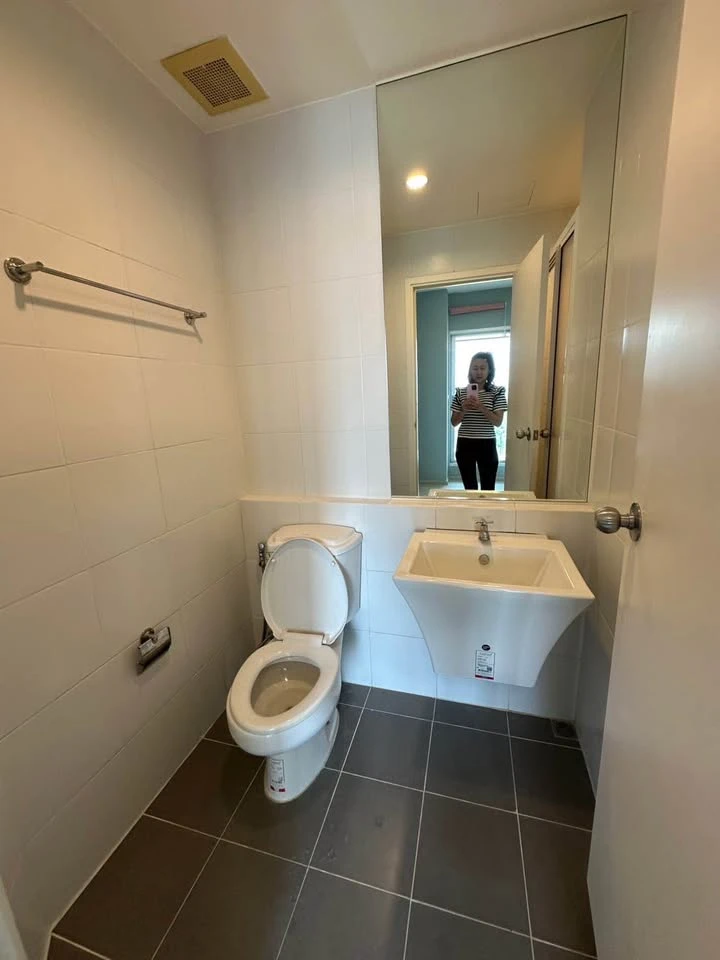 Urgent sale, Aspire Ratchadaphisek 2, 2 separate rooms, 17th floor, pool view. You'll regret not reserving it.