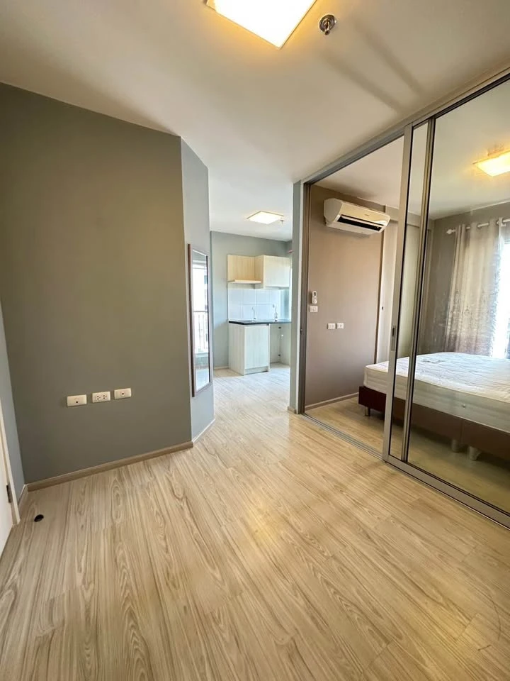 Urgent sale, Aspire Ratchadaphisek 2, 2 separate rooms, 17th floor, pool view. You'll regret not reserving it.