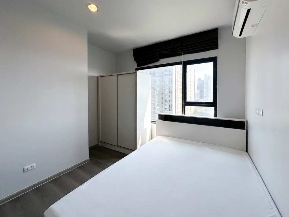 Urgent sale! Aspire Sathorn-Taksin Copper Zone. Large, comfortable units with ample living space. Book yours today! Don't miss out!