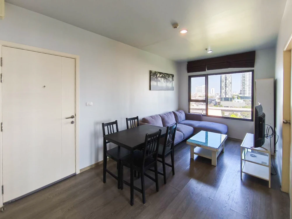 Urgent sale! Aspire Sathorn-Taksin Copper Zone. Large, comfortable units with ample living space. Book yours today! Don't miss out!