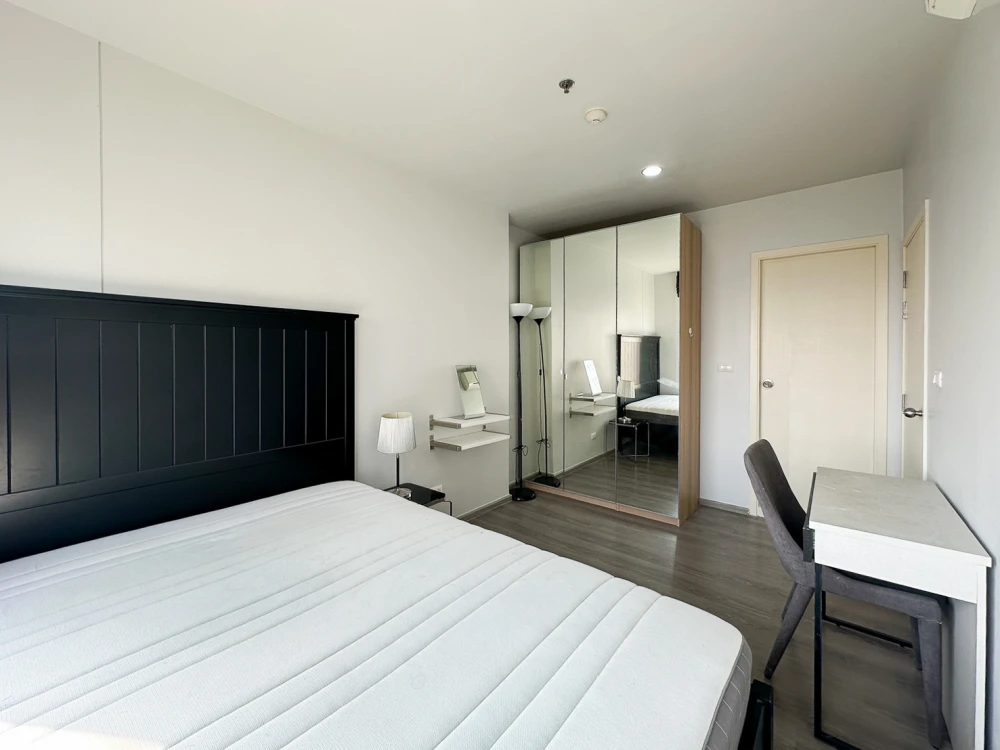 Urgent sale! Aspire Sathorn-Taksin Copper Zone. Large, comfortable units with ample living space. Book yours today! Don't miss out!