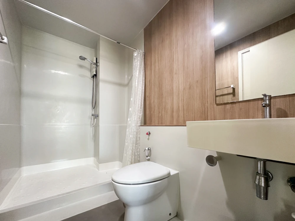 Urgent sale! Aspire Sathorn-Taksin Copper Zone. Large, comfortable units with ample living space. Book yours today! Don't miss out!