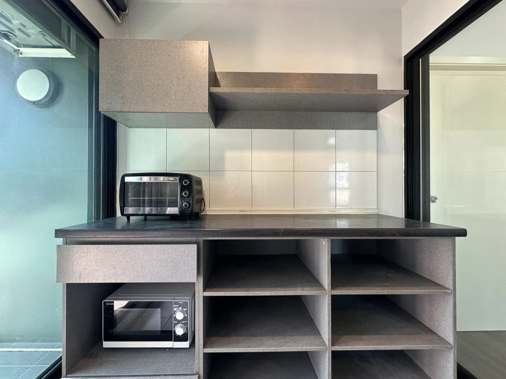 Urgent sale! Aspire Sathorn-Taksin Copper Zone. Large, comfortable units with ample living space. Book yours today! Don't miss out!