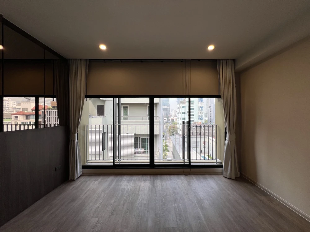Urgent sale Noble Above Wireless-Ruamrudee, empty room, comes with usable space, room decorating lovers must not miss out.