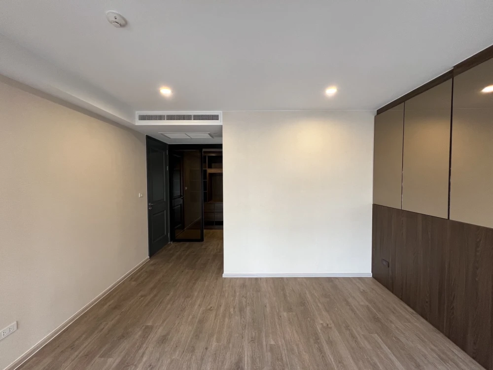 Urgent sale Noble Above Wireless-Ruamrudee, empty room, comes with usable space, room decorating lovers must not miss out.