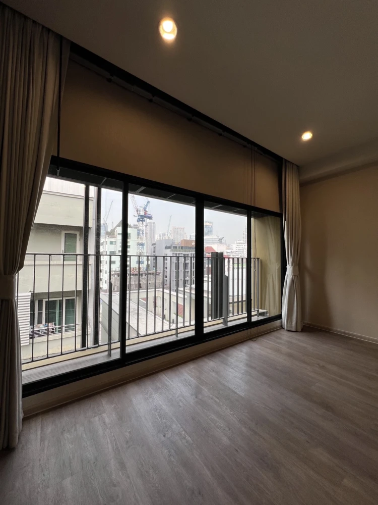 Urgent sale Noble Above Wireless-Ruamrudee, empty room, comes with usable space, room decorating lovers must not miss out.
