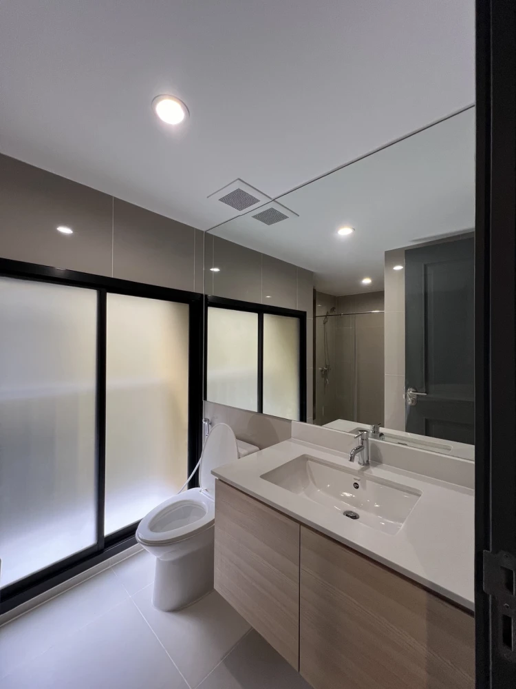 Urgent sale Noble Above Wireless-Ruamrudee, empty room, comes with usable space, room decorating lovers must not miss out.