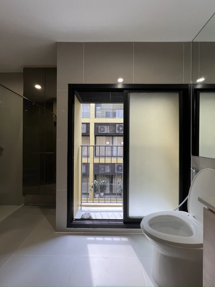 Urgent sale Noble Above Wireless-Ruamrudee, empty room, comes with usable space, room decorating lovers must not miss out.