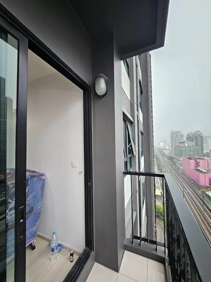 Urgent sale! Life Asoke, 2 bedrooms, 2 bathrooms, 17th floor, high view. Come and reserve yours today. Don't delay.