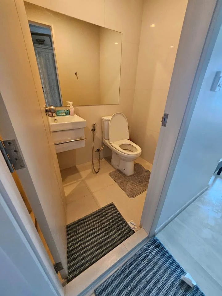 Urgent sale! Life Asoke, 2 bedrooms, 2 bathrooms, 17th floor, high view. Come and reserve yours today. Don't delay.