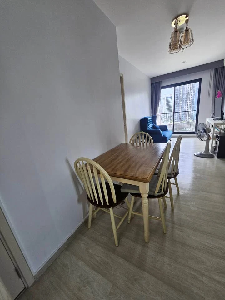 Urgent sale! Life Asoke, 2 bedrooms, 2 bathrooms, 17th floor, high view. Come and reserve yours today. Don't delay.