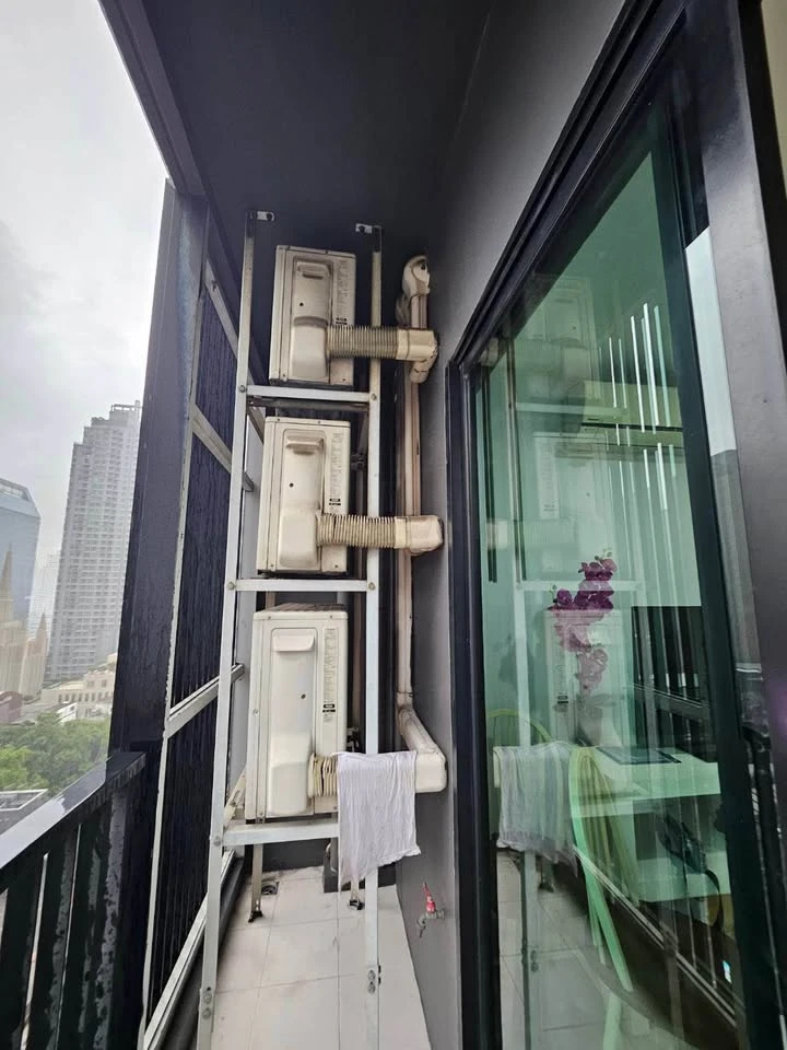 Urgent sale! Life Asoke, 2 bedrooms, 2 bathrooms, 17th floor, high view. Come and reserve yours today. Don't delay.