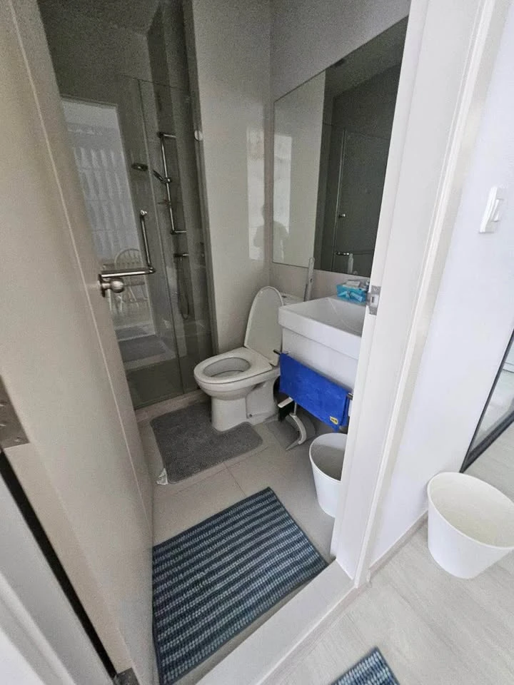 Urgent sale! Life Asoke, 2 bedrooms, 2 bathrooms, 17th floor, high view. Come and reserve yours today. Don't delay.