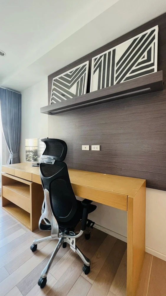 Condo for sale at 15 Sukhumvit Residences. Large, comfortable room with plenty of space. Convenient and complete here. Buy now. Don't miss out!