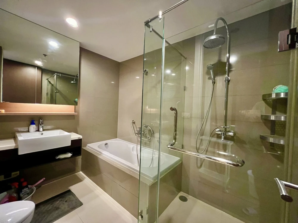 Condo for sale at 15 Sukhumvit Residences. Large, comfortable room with plenty of space. Convenient and complete here. Buy now. Don't miss out!