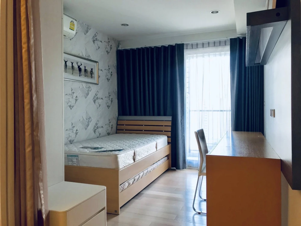 Condo for sale at 15 Sukhumvit Residences. Large, comfortable room with plenty of space. Convenient and complete here. Buy now. Don't miss out!