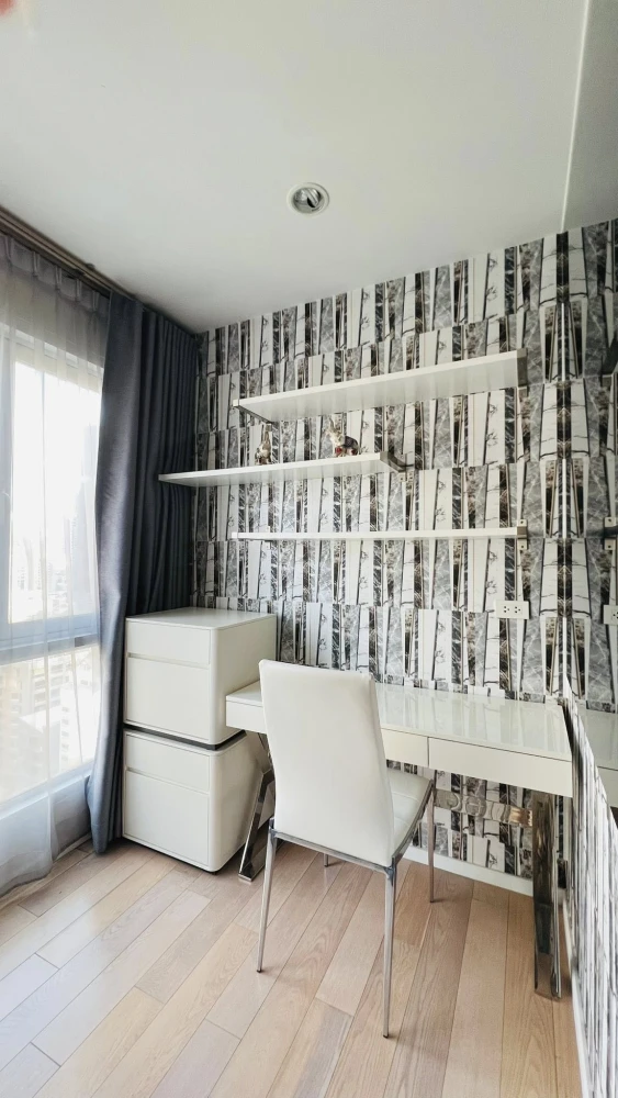 Condo for sale at 15 Sukhumvit Residences. Large, comfortable room with plenty of space. Convenient and complete here. Buy now. Don't miss out!