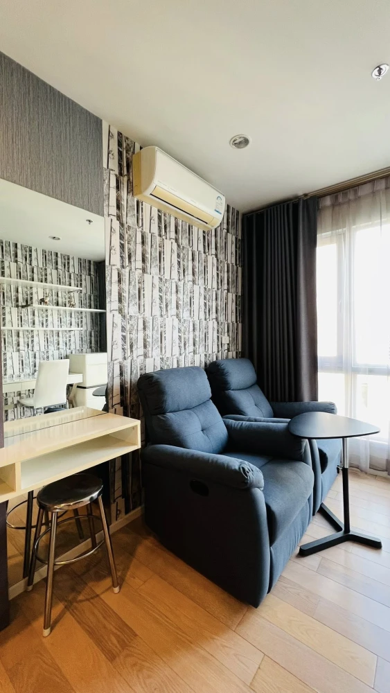 Condo for sale at 15 Sukhumvit Residences. Large, comfortable room with plenty of space. Convenient and complete here. Buy now. Don't miss out!