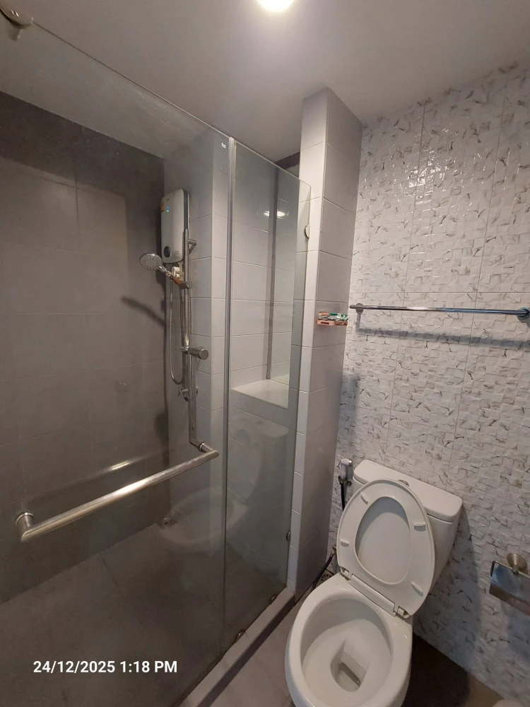 Urgent sale! The Trust @ BTS Erawan condo, ready to move in, complete amenities. Book now, don't wait!