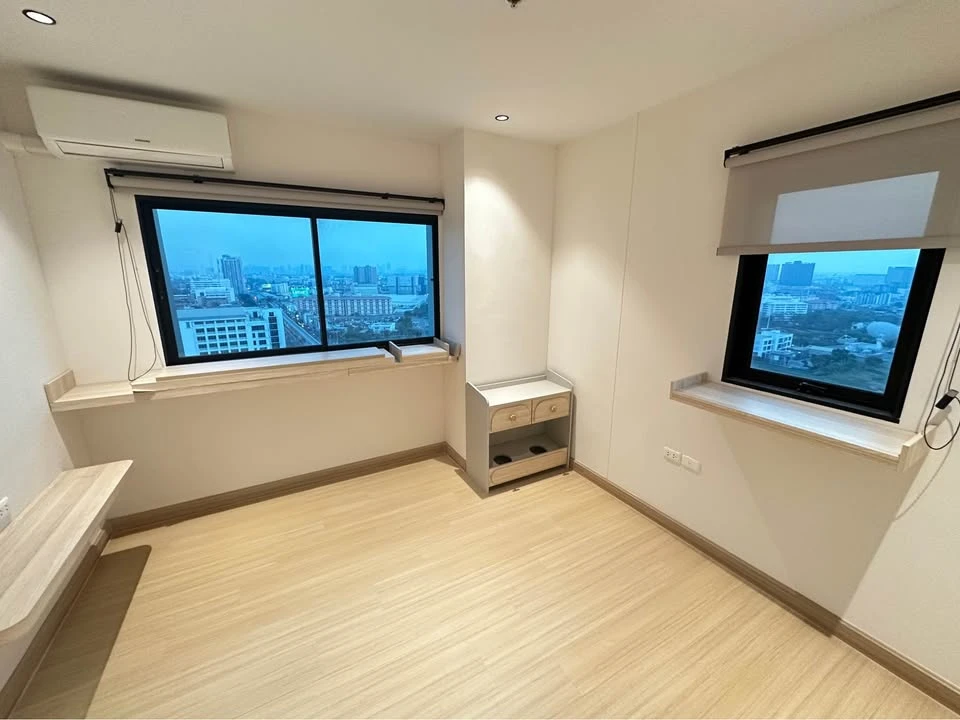 Condo for urgent sale, Supalai Loft, Sai Krai Station, 2 bedrooms, 2 bathrooms, 21st floor, high view, good price, hurry and reserve.