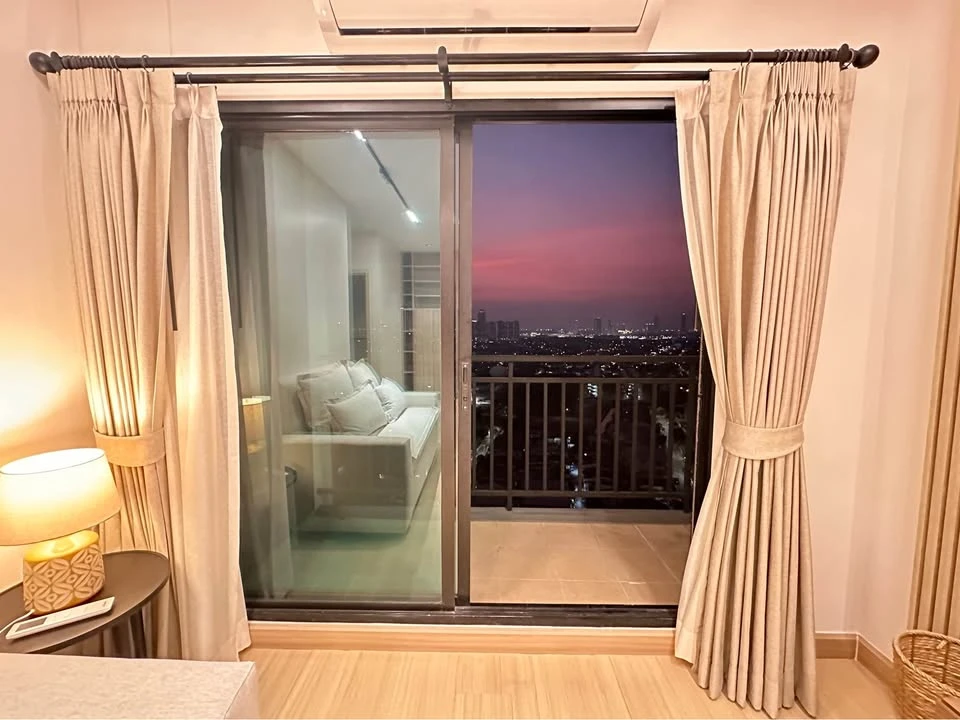 Condo for urgent sale, Supalai Loft, Sai Krai Station, 2 bedrooms, 2 bathrooms, 21st floor, high view, good price, hurry and reserve.