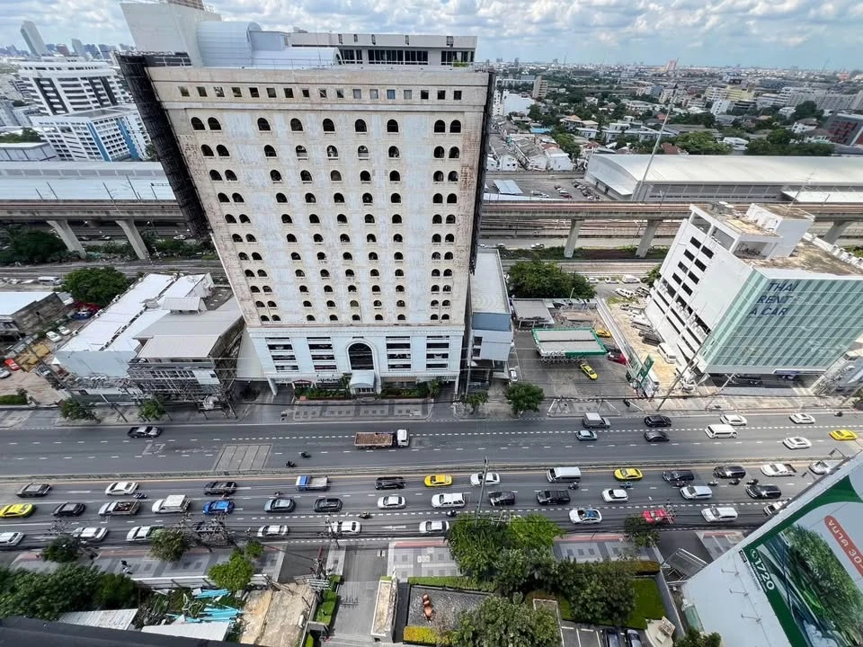 Urgent sale, luxury condo in the heart of the city, The Capital Ekkamai-Thonglor, large corner room, complete here, buy now