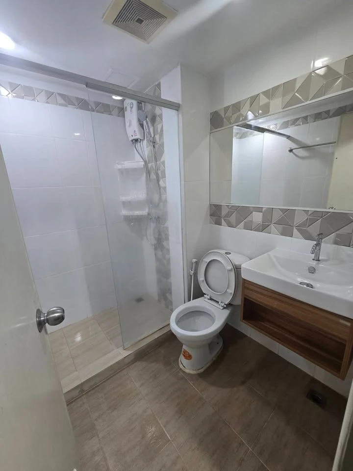 For sale: Regent Home 4 Sukhumvit 85, studio room, fully furnished, separate kitchen, ready to move in. Come and own it today!