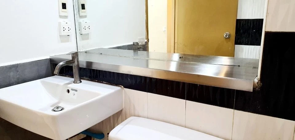 For sale: Victoria Lakeview Condominium, large room, good usable area, good for own use or investment, don't hesitate.